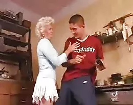 mooie blonde oma anaal neuken