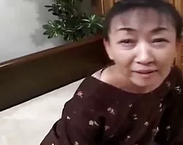 54yr oude hairy Japanse oma nog hunkert cum (uncensored)